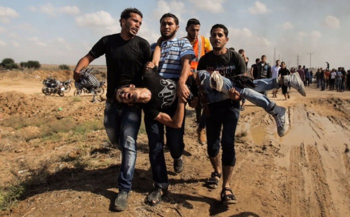 مواطنون ينقلون إحدى الإصابات من شرق غزة